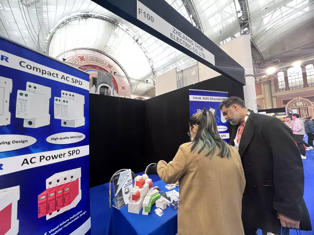 Thor's technical experts are introducing the product to a customer.