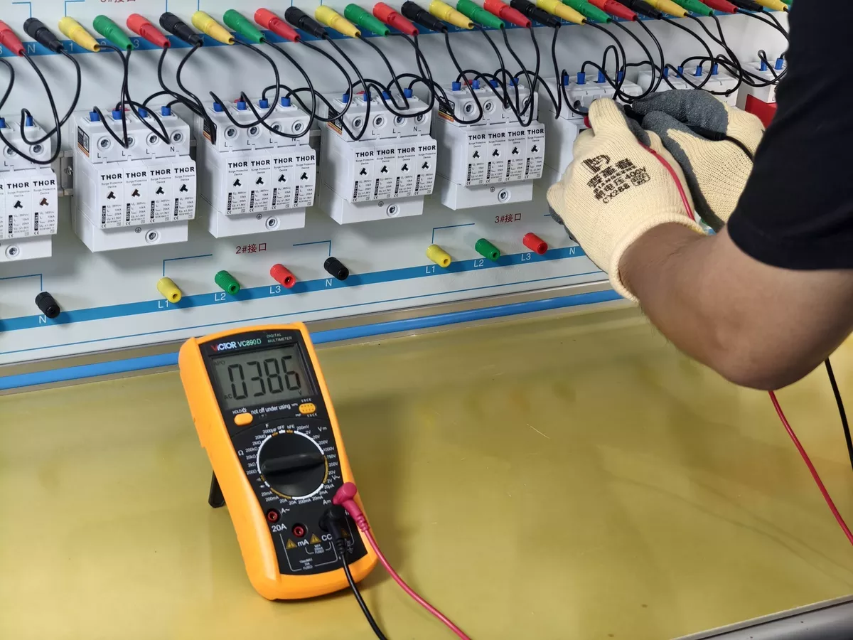 Thor SPD aging test bench voltage measurement at 385V AC confirming rated Uc operation